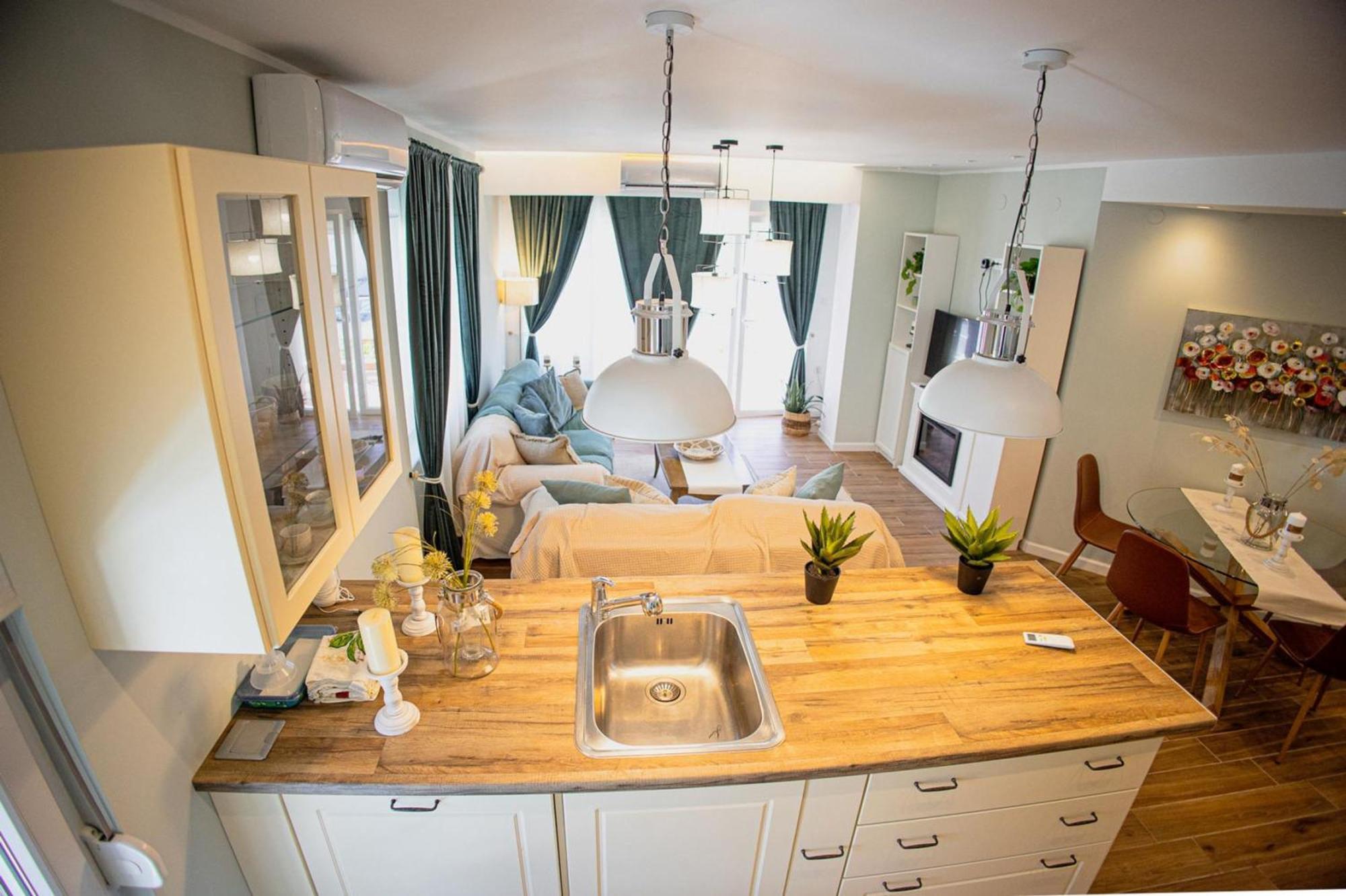 Valentini's Uptown Flat * Volos